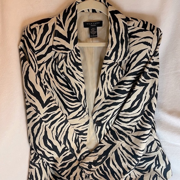 Silk land animal print blazer/jacket. Size large. Silk/cotton blend - Picture 2 of 12